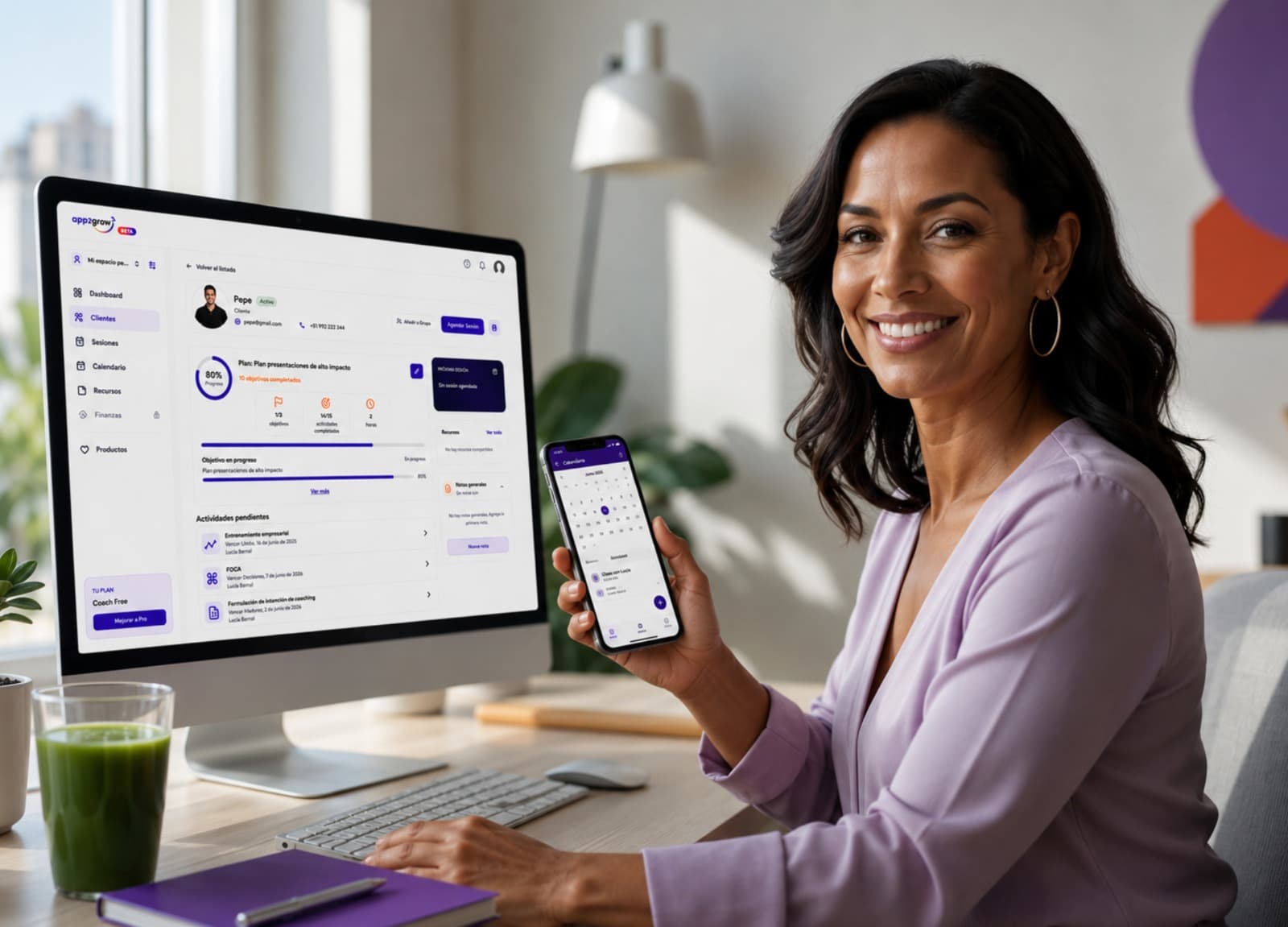 Especialista revisando el progreso de una clienta en el portal de app2grow, con la aplicación móvil abierta en el teléfono