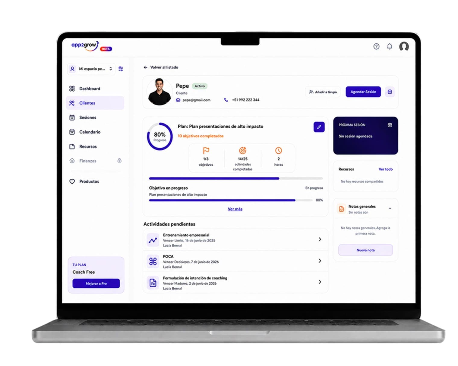 Portal del especialista de app2grow en un portátil, con la ficha de un cliente, su plan al 80 % de progreso y las actividades pendientes